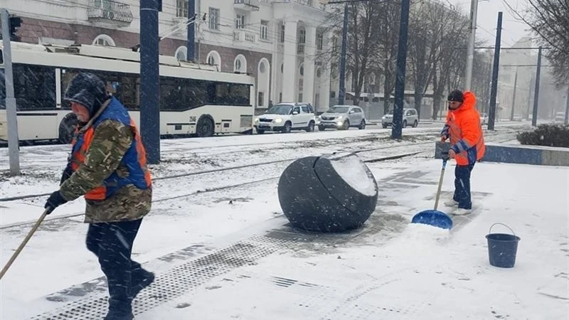 Зимовий фронт у Дніпрі: техніка на дорогах, водіїв просять бути обережними