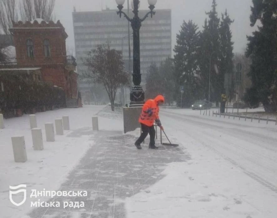 Зимовий фронт у Дніпрі: техніка на дорогах, водіїв просять бути обережними