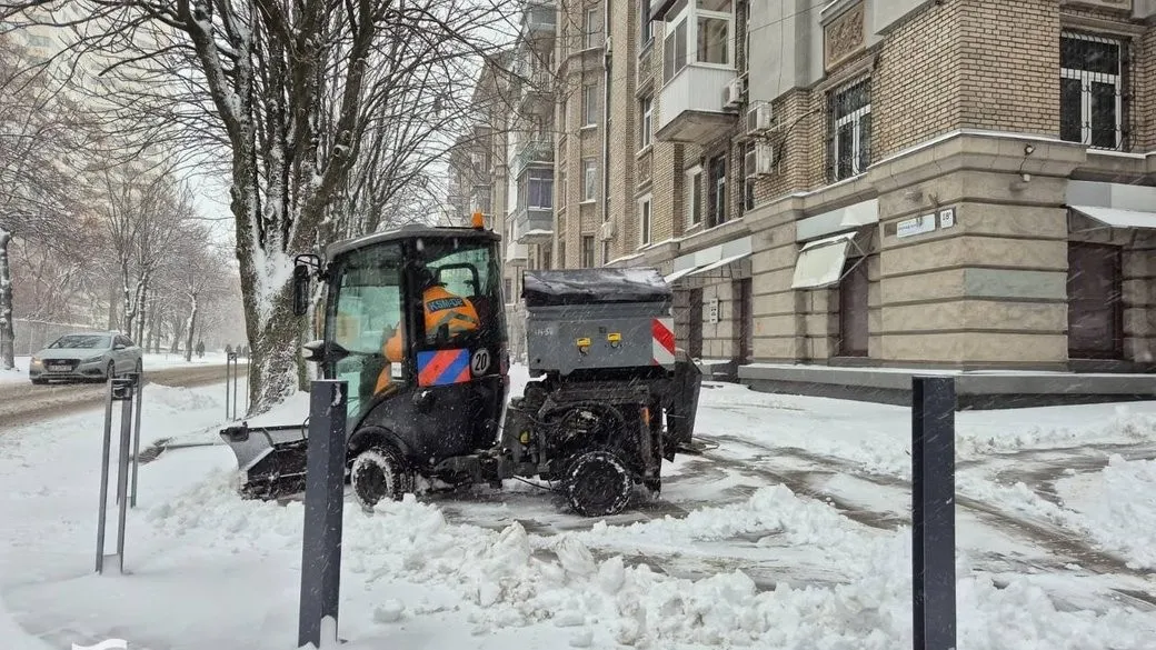 На Дніпропетровщині борються зі снігом: дороги розчищають цілодобово
