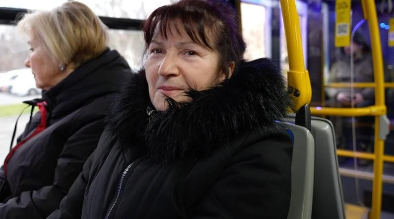 У Дніпрі новорічний тролейбус дарує пасажирам атмосферу свята