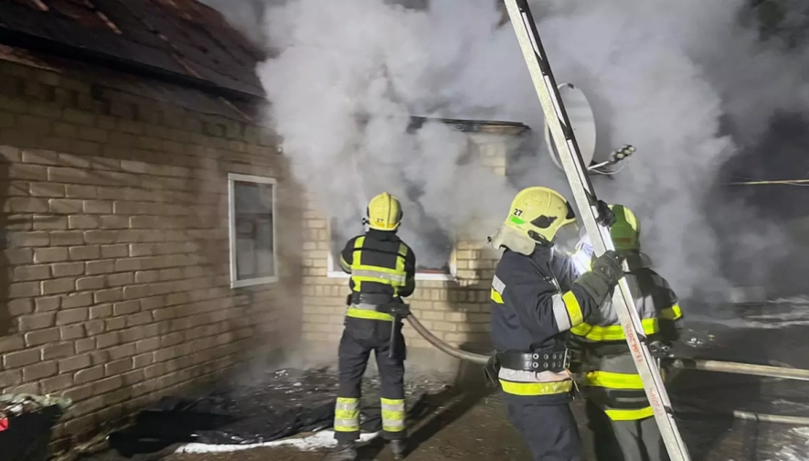 Смертельна нічна пожежа у Павлограді: будинок вигорів, людину впізнають експерти