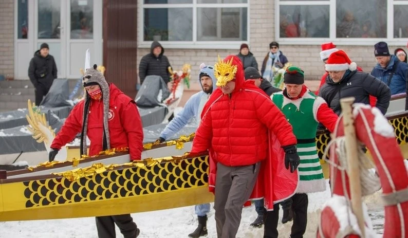 Карнавал на хвилях: у Дніпрі спортсмени святкували Різдво запливом Карнавал на хвилях: у Дніпрі спортсмени святкували Різдво запливом