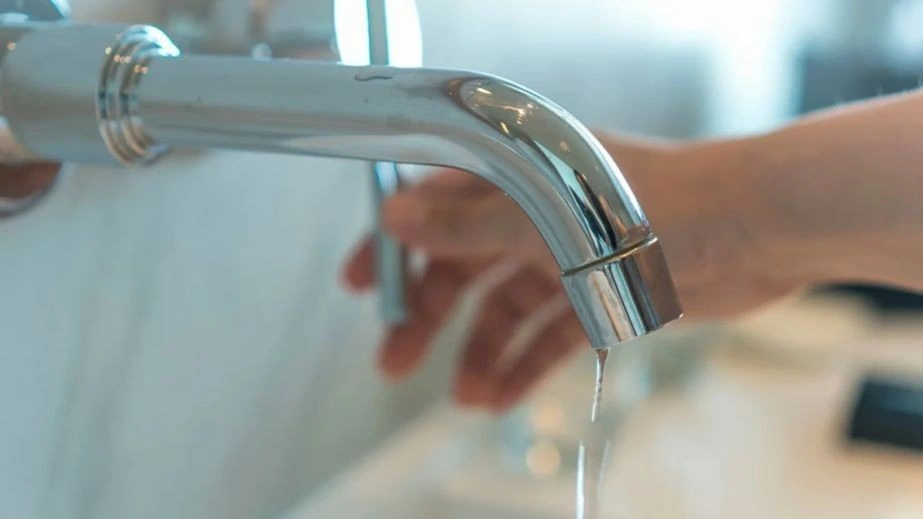 Без води від селищ до багатоповерхівок: аварія залишила частину Дніпра сухою