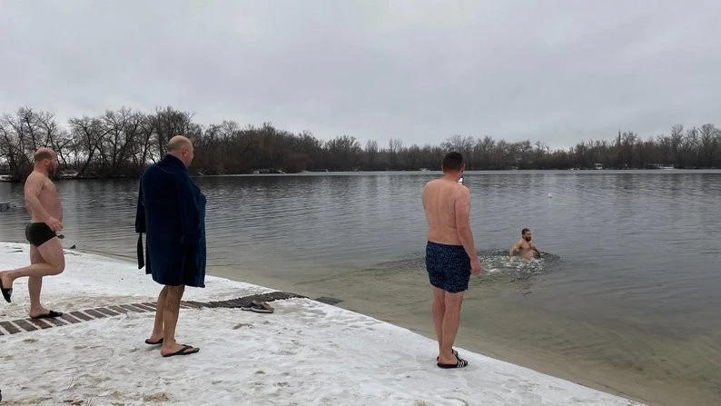 Водохреще у Дніпрі: менше охочих до занурень, поради священника і медиків