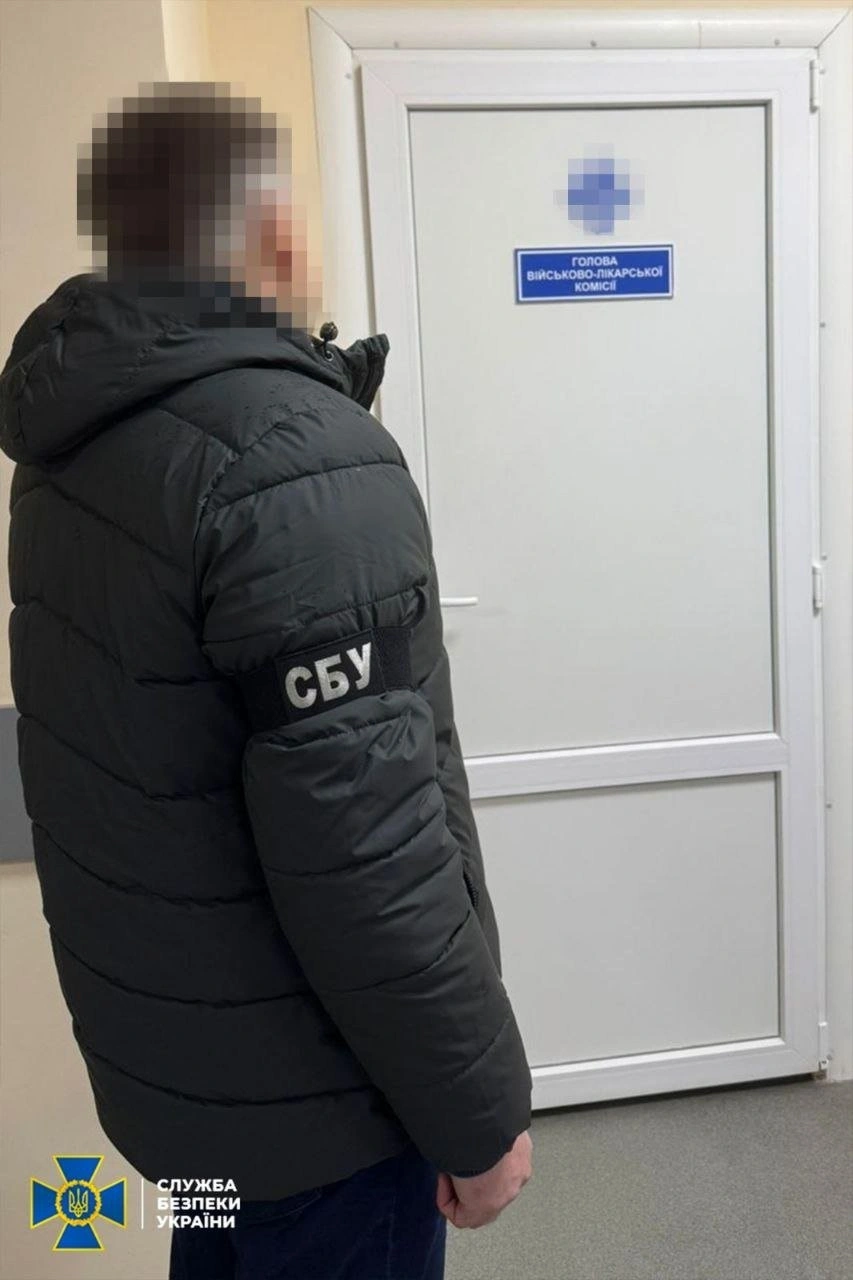 Понад 300 тисяч доларів за “непридатність”: на Дніпропетровщині викрили керівницю ВЛК