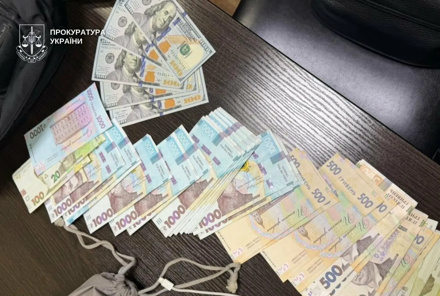 Реклама за долари: у громаді під Дніпром викрили чиновницю на хабарі