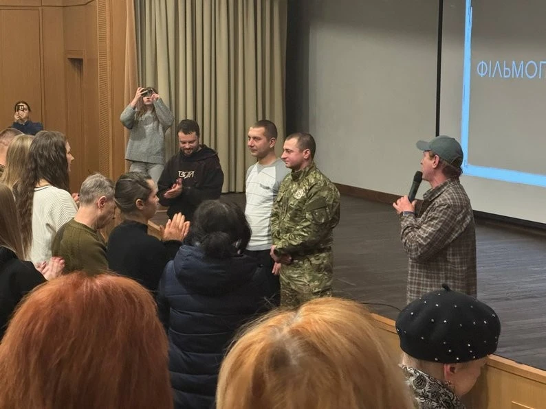 У Дніпрі крізь об’єктив війни: емоції та реальність евакуації у фільмі “Гірник”