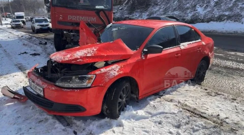 Ранкова аварія на трамвайних коліях у Дніпрі: вантажівка протаранила авто