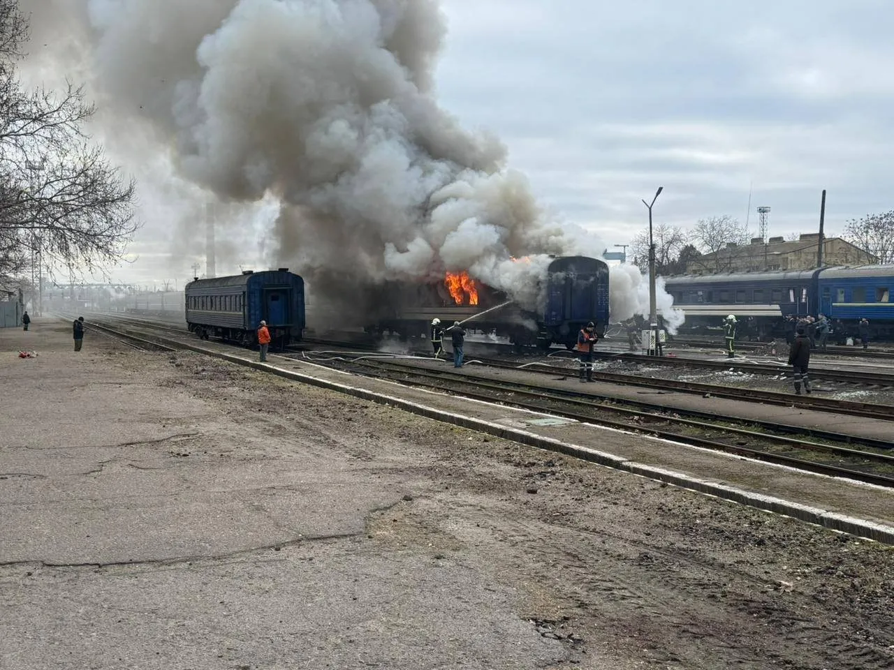 Без жертв на рейках: пасажирський поїзд з Дніпра ледь не став мішенню для дрона