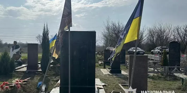 Наруга над пам’яттю: на Нікопольщині невідомі розгромили сектор військових поховань
