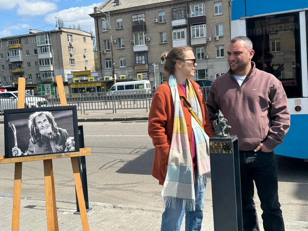 Символ Слобожанського проспекту в бронзі: у Дніпрі увічнили пам’ять легендарного бігуна