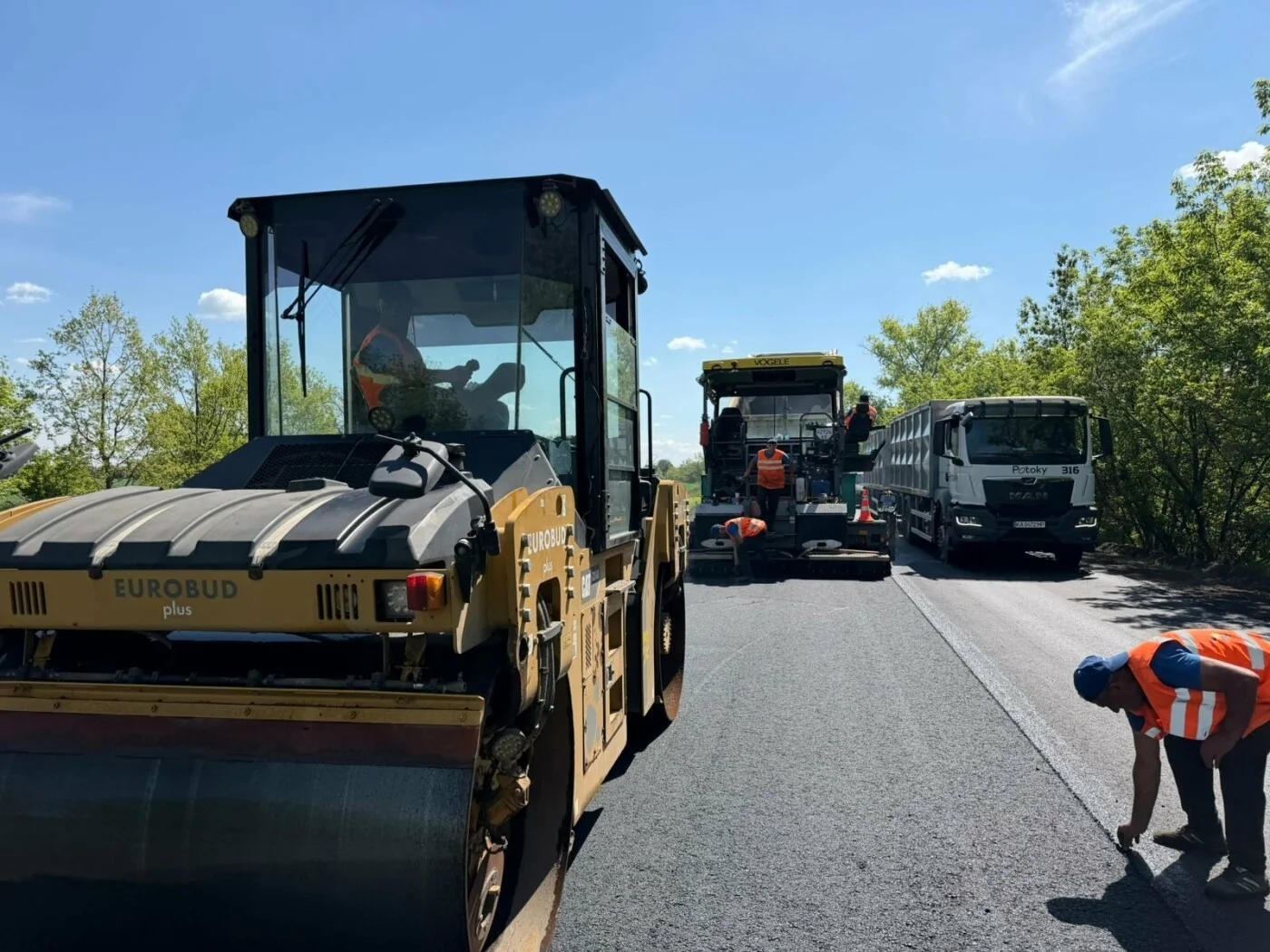 Падіння дорожніх ям: на Дніпропетровщині відновили сотні тисяч квадратних метрів автошляхів