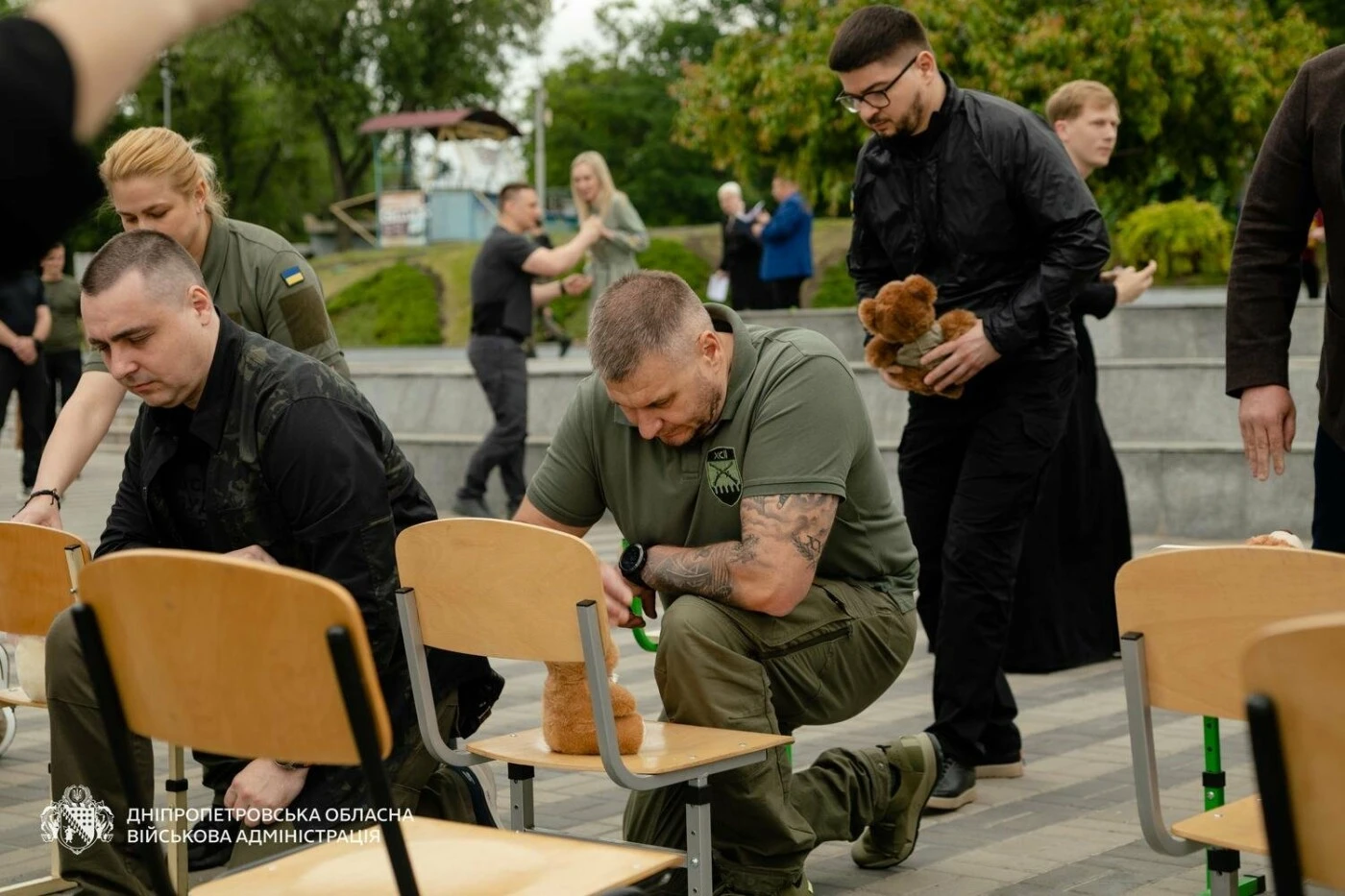Трагічний відлік свободи: на Дніпропетровщині встановили 46 порожніх стільців на згадку про загиблих дітей
