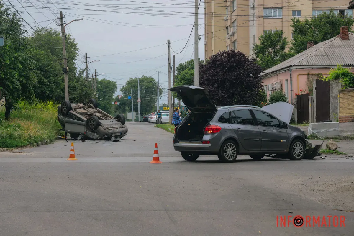 Перекинутий Hyundai та троє госпіталізованих: наслідки ранкової аварії в центрі Дніпра