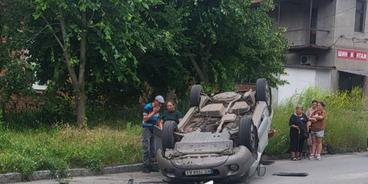 Перекинутий Hyundai та троє госпіталізованих: наслідки ранкової аварії в центрі Дніпра