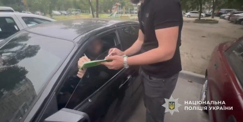 Ціна лайків у соцмережах: у Дніпрі затримали чоловіка за нелегальне носіння поліцейського однострою