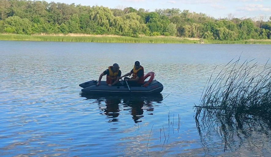 Трагедія у Жовтих Водах: рятувальники дістали з водойми тіло молодого чоловіка